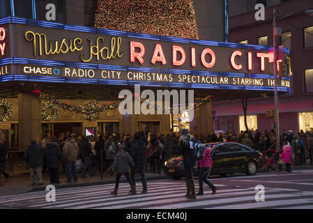 Avenue of the Americas, (6th Ave) près de radio City Music Hall pendant la période des fêtes à Midtown Manhattan, New York. Banque D'Images