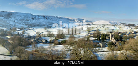 Burnsall et la rivière Wharfe en basse Wharfedale en plein hiver. Banque D'Images