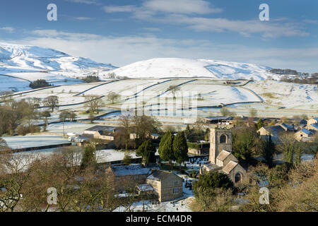 Burnsall et la rivière Wharfe en basse Wharfedale en plein hiver. Banque D'Images