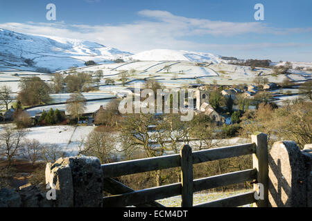 Burnsall et la rivière Wharfe en basse Wharfedale en plein hiver. Banque D'Images