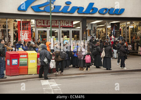 Les enfants de l'école juive surtout attendre un bus pour aller à la maison de l'école sur Kings Highway dans Brooklyn, New York. Banque D'Images