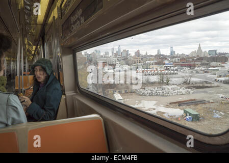 Face à Brooklyn à partir d'une F train. Banque D'Images