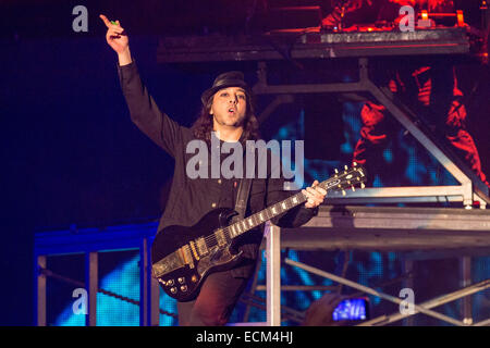 Inglewood, Californie, USA. 14 Décembre, 2014. Le guitariste Daron Malakian de System of a down effectue en concert au 25e congrès annuel de Noël acoustique presque KROQ lors du Forum à Inglewood, Californie © Daniel DeSlover/ZUMA/Alamy Fil Live News Banque D'Images