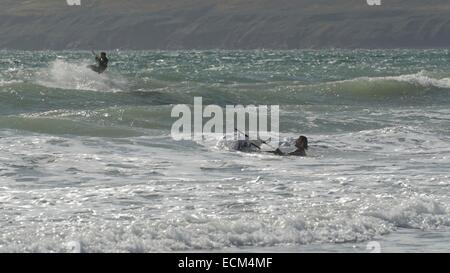 Kiteboarding dans une bonne brise marine au nord du Pays de Galles, Porth Neigwl Banque D'Images