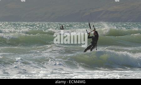 Kiteboarding dans une bonne brise marine au nord du Pays de Galles, Porth Neigwl Banque D'Images