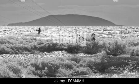 Kiteboarding dans une bonne brise marine au nord du Pays de Galles, Porth Neigwl Banque D'Images