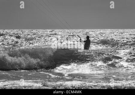 Kiteboarding dans une bonne brise marine au nord du Pays de Galles, Porth Neigwl Banque D'Images