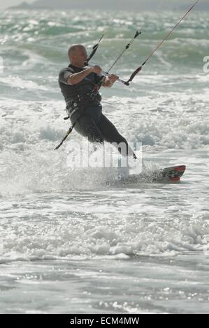 Kiteboarding dans une bonne brise marine au nord du Pays de Galles, Porth Neigwl Banque D'Images