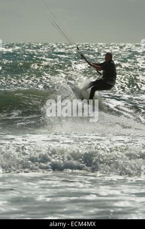 Kiteboarding dans une bonne brise marine au nord du Pays de Galles, Porth Neigwl Banque D'Images