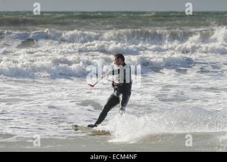 Kiteboarding dans une bonne brise marine au nord du Pays de Galles, Porth Neigwl Banque D'Images