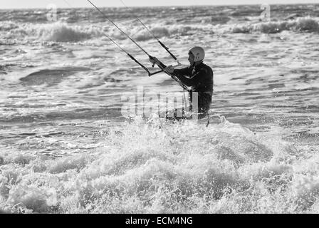 Kiteboarding dans une bonne brise marine au nord du Pays de Galles, Porth Neigwl Banque D'Images