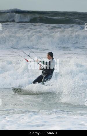 Kiteboarding dans une bonne brise marine au nord du Pays de Galles, Porth Neigwl Banque D'Images