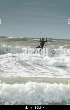 Kiteboarding dans une bonne brise marine au nord du Pays de Galles, Porth Neigwl Banque D'Images