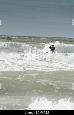 Kiteboarding dans une bonne brise marine au nord du Pays de Galles, Porth Neigwl Banque D'Images