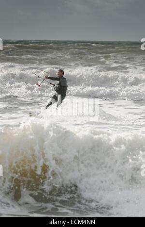 Kiteboarding dans une bonne brise marine au nord du Pays de Galles, Porth Neigwl Banque D'Images