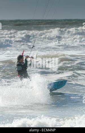 Kiteboarding dans une bonne brise marine au nord du Pays de Galles, Porth Neigwl Banque D'Images