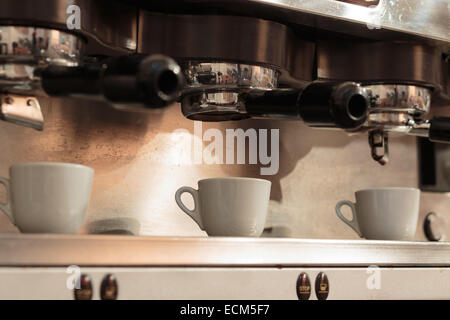 Machine à expresso avec des tasses à café blanc Banque D'Images