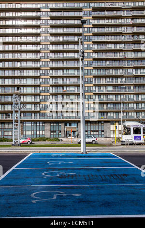 Block, d'énormes vacances appartements, appartements sur la côte belge, Oostende Banque D'Images