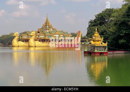 Royal barge flottante à Yangon, Myanmar Banque D'Images