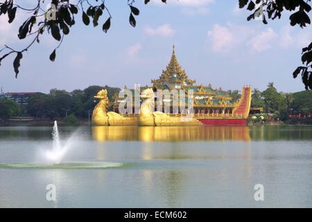 Royal barge flottante à Yangon, Myanmar Banque D'Images