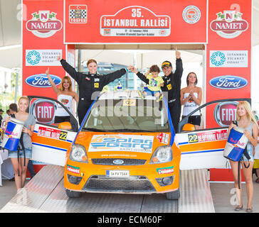 ISTANBUL, TURQUIE - le 13 juillet 2014 : Alptekin Isikalp est devenu onzième avec Ford Fiesta ST en 35. Rallye d'Istanbul Banque D'Images