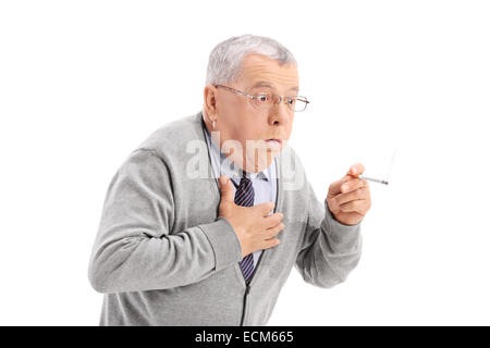Man étouffé par la fumée d'une cigarette isolé sur fond blanc Banque D'Images