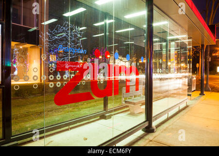 Le transport en commun rapide Züm logo avec les lumières de Noël reflète dans la vitre. Le centre-ville de Brampton, Ontario, Canada. Banque D'Images