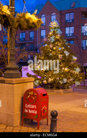 Un arbre de Noël à Oakville's Towne Square au crépuscule avec une boîte aux lettres miniature qui dit Lettres au Père. L'Ontario, Canada. Banque D'Images