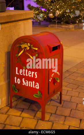 Une boîte aux lettres miniature à Oakville's Towne Square qui dit Lettres au Père. L'Ontario, Canada. Banque D'Images