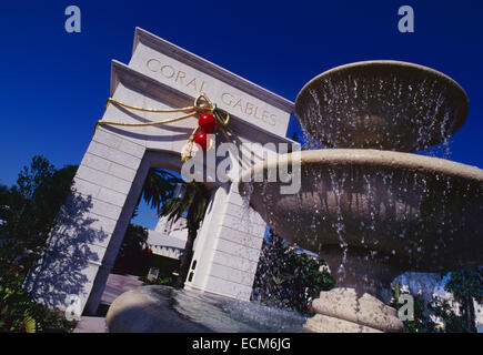 Des décorations de Noël sur le "Miracle Mile" arch à Coral Gables, en Floride. La rue est une zone des magasins haut de gamme près de Miami Banque D'Images