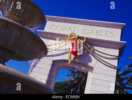 Des décorations de Noël sur le "Miracle Mile" arch à Coral Gables, en Floride. La rue est une zone des magasins haut de gamme près de Miami Banque D'Images