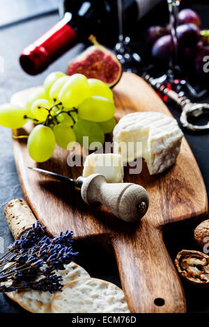 Arrière-plan de l'alimentation avec du vin, du fromage et du raisin. Banque D'Images