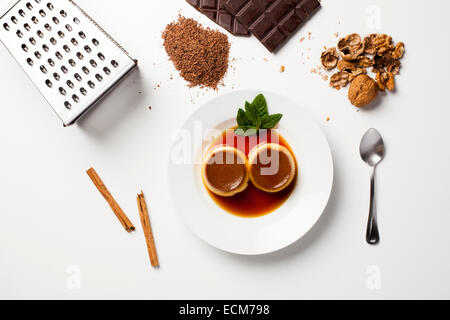 Flan de deux oeufs, chocolat et noix Banque D'Images