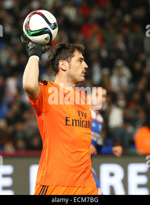 Marrakech, Maroc. Dec 16, 2014. Coupe du Monde de la Coupe du Club. Cruz Azul contre le Real Madrid. Le gardien du Real Madrid Iker Casillas (1) avec la balle sur le point d'effacer les déplacements. Credit : Action Plus Sport/Alamy Live News Banque D'Images