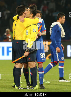 Marrakech, Maroc. Dec 16, 2014. Coupe du Monde de la Coupe du Club. Cruz Azul contre le Real Madrid. Les arbitres félicite chacun d'autres après le jeu : Action Crédit Plus Sport/Alamy Live News Banque D'Images