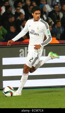 Marrakech, Maroc. Dec 16, 2014. Coupe du Monde de la Coupe du Club. Cruz Azul contre le Real Madrid. Le défenseur du Real Madrid Raphaël Varane (2) s'exécute avec le ballon. Credit : Action Plus Sport/Alamy Live News Banque D'Images