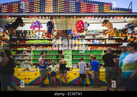 Gens jouer carnival game Banque D'Images