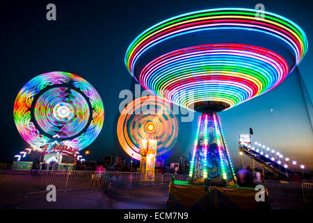 Des prises de nuit de fête foraine manèges de la county fair Banque D'Images