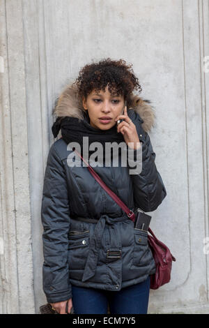 Cute girl italienne avec des cheveux bouclés talking on mobile phone, Padoue, Italie Banque D'Images