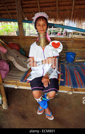 Les femmes portant des bagues en laiton girafe sur leurs cous à long Necked village Karen dans la province de Chiang Rai en Thaïlande Banque D'Images