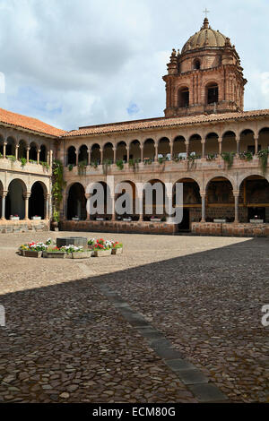 Cour intérieure et clocher, Coricancha, Convento de Santo Domingo del Cusco, Cusco, Pérou Banque D'Images
