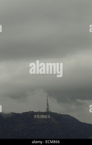 Los Angeles, Californie, USA. Dec 16, 2014. Les nuages se déplacent au-dessus du panneau Hollywood le mardi 16 décembre 2014 à Los Angeles, Californie. La pluie légère générée par le premier des deux dos à dos- attend les tempêtes en Californie arrosé la Southland tôt aujourd'hui alors que l'on craint que les pluies au mercredi juste après que la semaine dernière, le douchage pourrait déclencher des glissements de boue dans les zones précédemment par le feu. Credit : ZUMA Press, Inc./Alamy Live News Banque D'Images