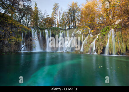 Chutes d'Pevalek en automne, parc national des Lacs de Plitvice, Croatie Banque D'Images