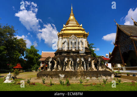 Éléphant surmonté d'or au Chedi Wat Chiang Man temple à Chiang Mai, Thaïlande Banque D'Images