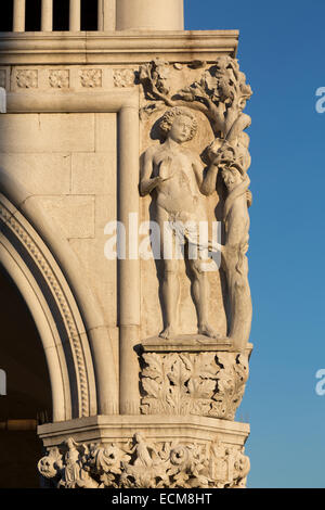 Détail de la sculpture d'Adam, le palais des Doges ou Palais des Doges, Venise, Italie Banque D'Images