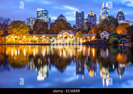 Atlanta, Georgia, USA Centre-ville city skyline at Piedmont Park's Lake Meer. Banque D'Images