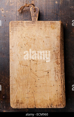 Planche à découper planche à découper sur fond de bois foncé Banque D'Images