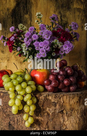 Nature morte fruits ont été mis sur le bois avec un beau vase de fleurs. Banque D'Images