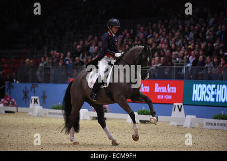 Londres, Royaume-Uni. 25Th Dec, 2014. Olympia Londres l'Show-Reem Acra FEI World Cup dressage grand prix de la jambe. Gagnant Charlotte Dujardin FEI world cup dressage avec Valegro : Action Crédit Plus Sport/Alamy Live News Banque D'Images