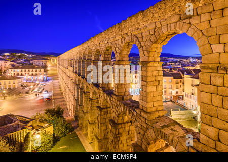 Segovia, Espagne à l'ancien aqueduc romain et Azoguejo Square. Banque D'Images